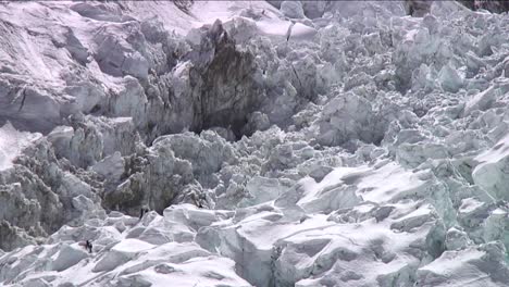 Climbers-in-icefall-looking-small