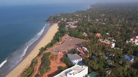 tiro de dron varkala de helipuerto en la orilla de la playa