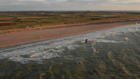 Kitesurfistas-En-La-Playa-Cerca-De-Domburg,-Países-Bajos