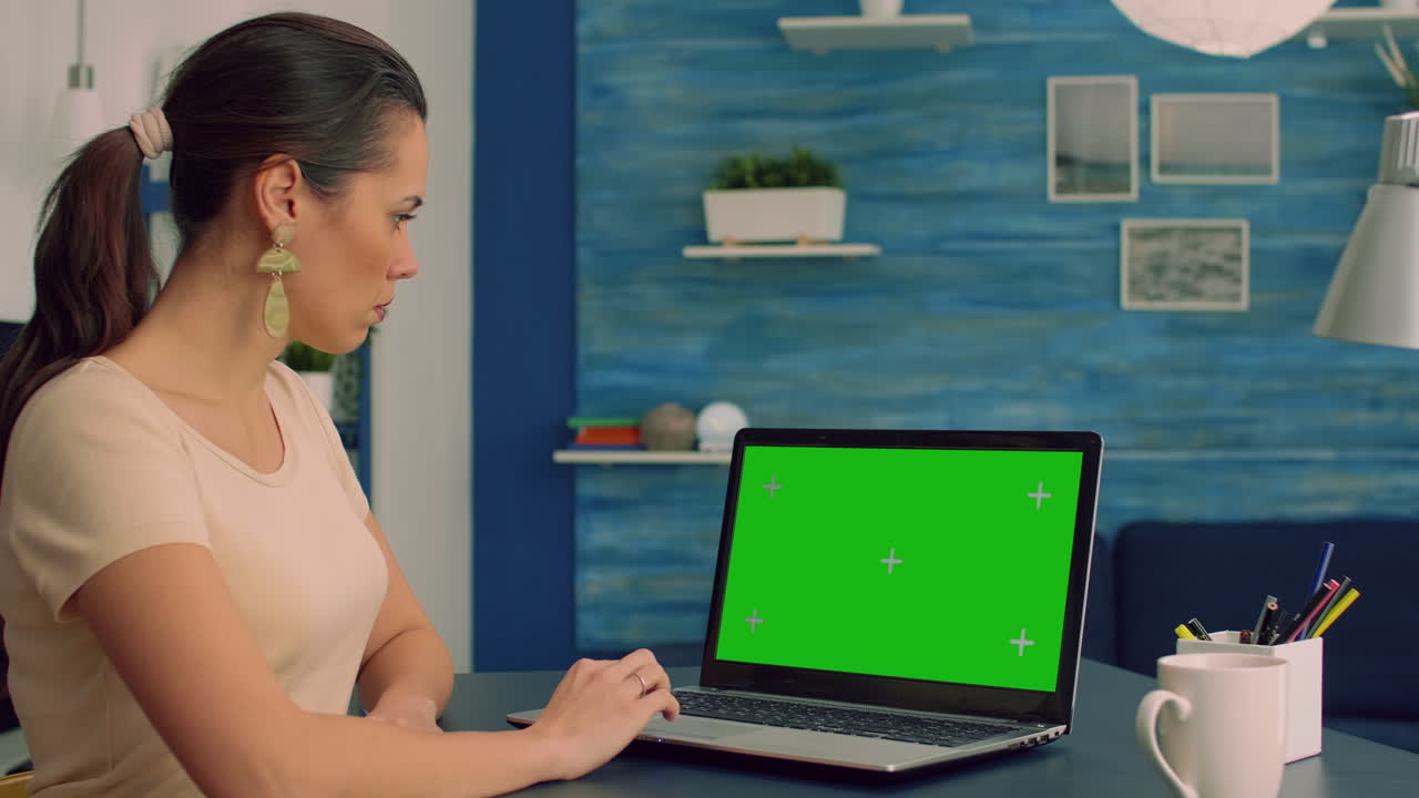 freelancer que trabaja en comunicación empresarial utiliza una computadora portátil