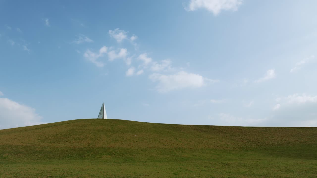 밀턴 케인즈(milton keynes)는 영국 버킹엄셔(buckinghamshire)의 밀턴 케인즈(milton keynes) 지구의 남동쪽에 있는 브리던(bredon)과 쉔리(shenley) 교구 사이의 마을입니다.