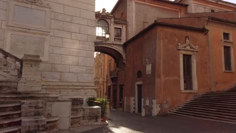 caminando hacia un puente aéreo renacentista que conecta el ayuntamiento de roma con otro edificio histórico cerca de la mundialmente famosa colina capitolina, obra maestra de michelangelo