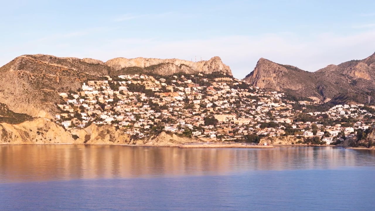 Malerische Küstenvilla mit Blick auf das ruhige Meer in Spanien, perfektes Reise- und Urlaubsziel.