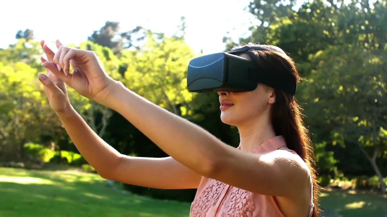 mujer hermosa usando gafas virtuales