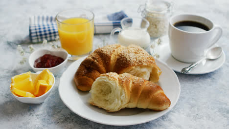 Serviertes-Frühstück-Mit-Getränken-Und-Croissant