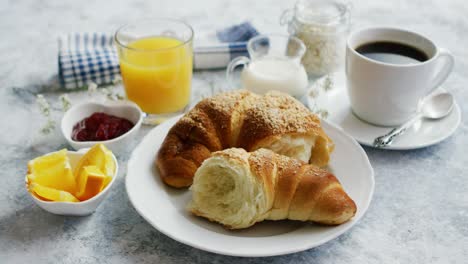 desayuno servido con bebidas y croissant