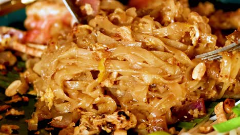 delicioso pad thai de camarón que se sirve y se disfruta