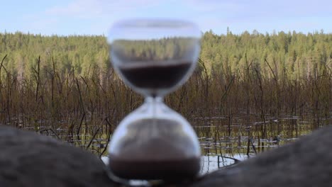 arena de reloj de arena se está agotando antes de que llegue el desastre ecológico de la naturaleza y mate a todos