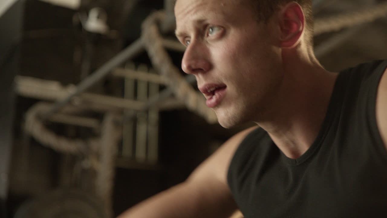 체육관 에서 운동 하는 남자