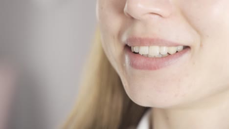 Female-mouth-speaking-in-close-up.