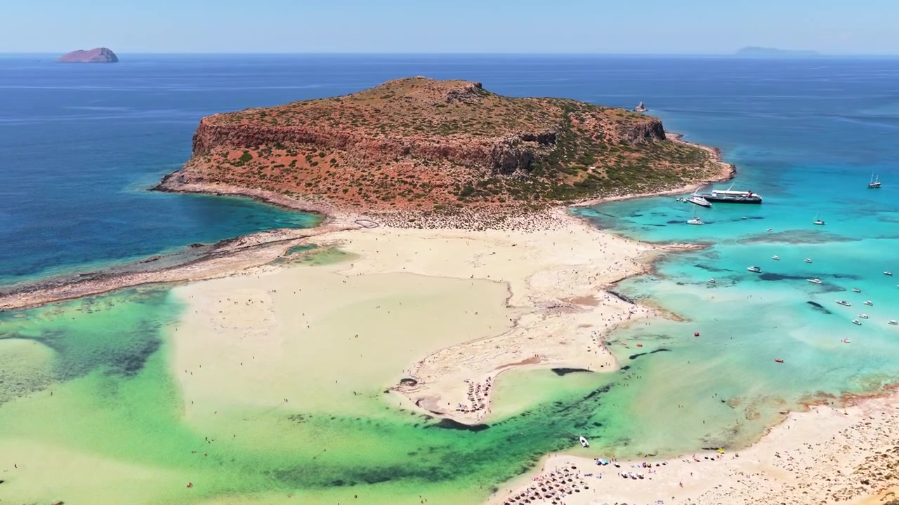Luftaufnahme mit Drohne der Balos-Lagune und des flachen Kaps Tigani mit dem weißen Tombolo und den türkisfarbenen Flachwasserbereichen, Balos, Griechenland