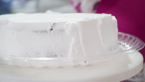 Primer-Plano-De-Un-Pastel-Casero-Helado-De-Blanco