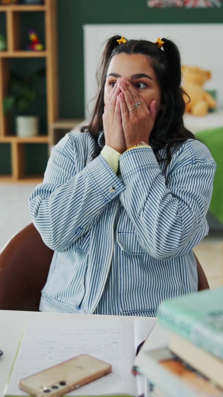 Giovane donna che reagisce con shock e sorpresa alle notizie sullo smartphone