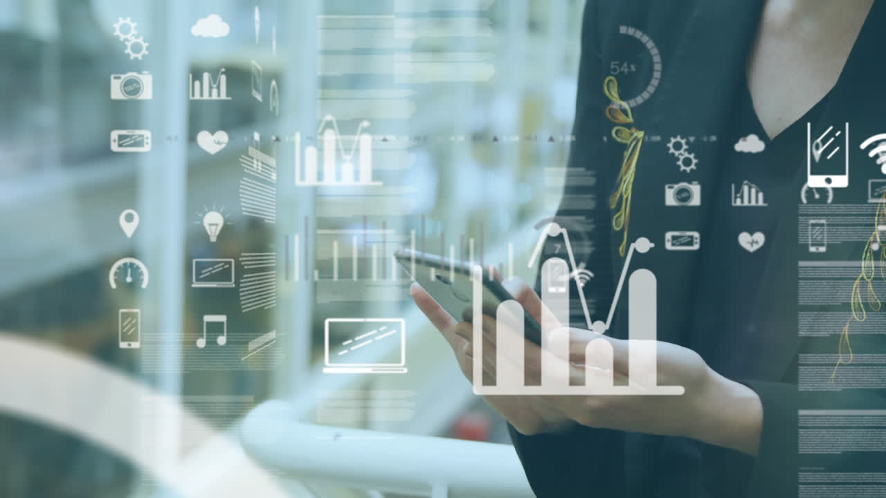 animación de la interfaz con procesamiento de datos sobre la sección media de la mujer que utiliza el teléfono inteligente en la oficina