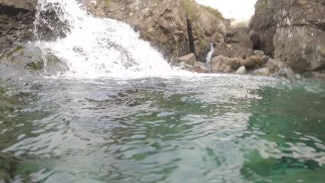 corriente clara que corre a través de la cascada