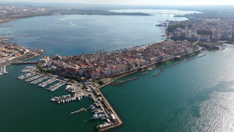 vista aérea de una ciudad costera con un puerto y un puerto deportivo
