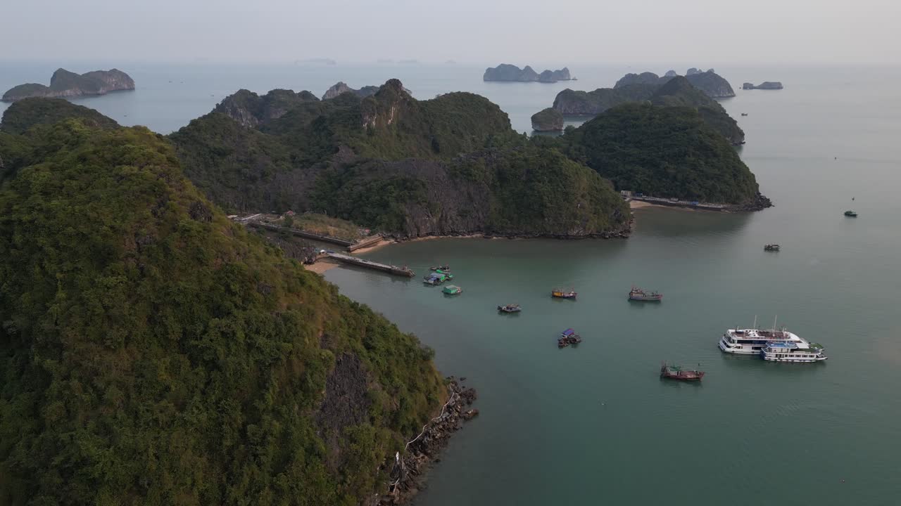 fotografía de drones de barcos en el puerto de cat ba y la bahía de halong en el norte de vietnam