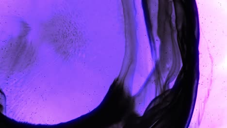Tinta-De-Pintura-Azul-Oscuro-Que-Se-Extiende-Sobre-Color-Púrpura,-Nebulosa-Cósmica-Abstracta