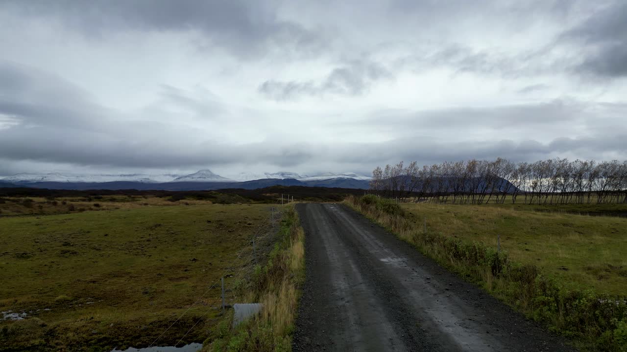 아름다운 아이슬란드 외딴 풍경의 외로운 길 - 복사 공간이 있는 공중 드론 비행