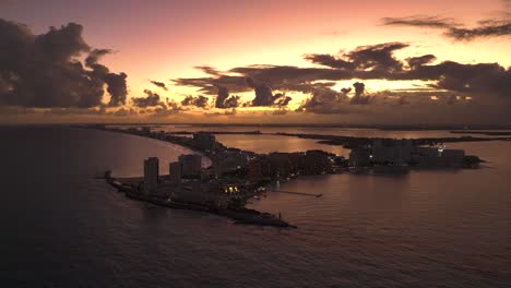 vista aérea alrededor de la zona hotelera, malhumorado atardecer en cancún, méxico - amplio, panorámico, tiro con drones