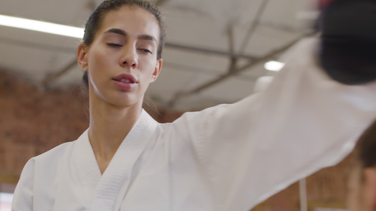 mujer joven haciendo artes marciales