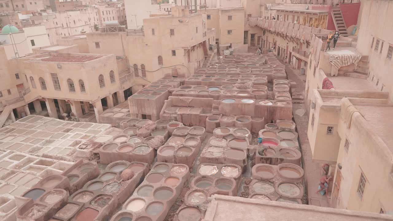 모로코의 페스 (fes) 에서 가죽 가공