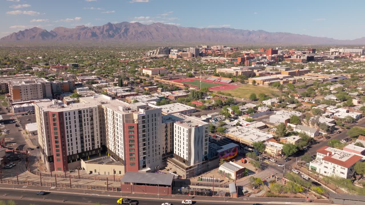 배경 에 산 들 이 있는 도시 의 공중 사진