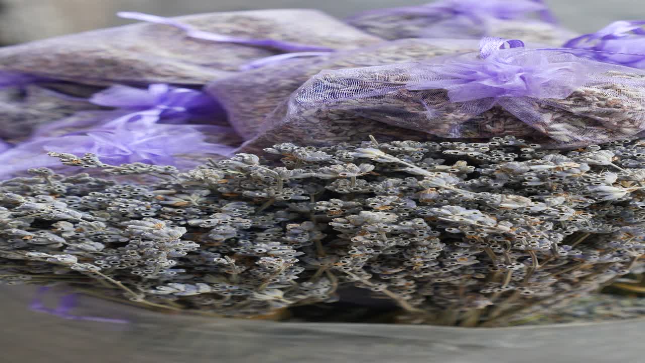 flores y bolsas secas de lavanda