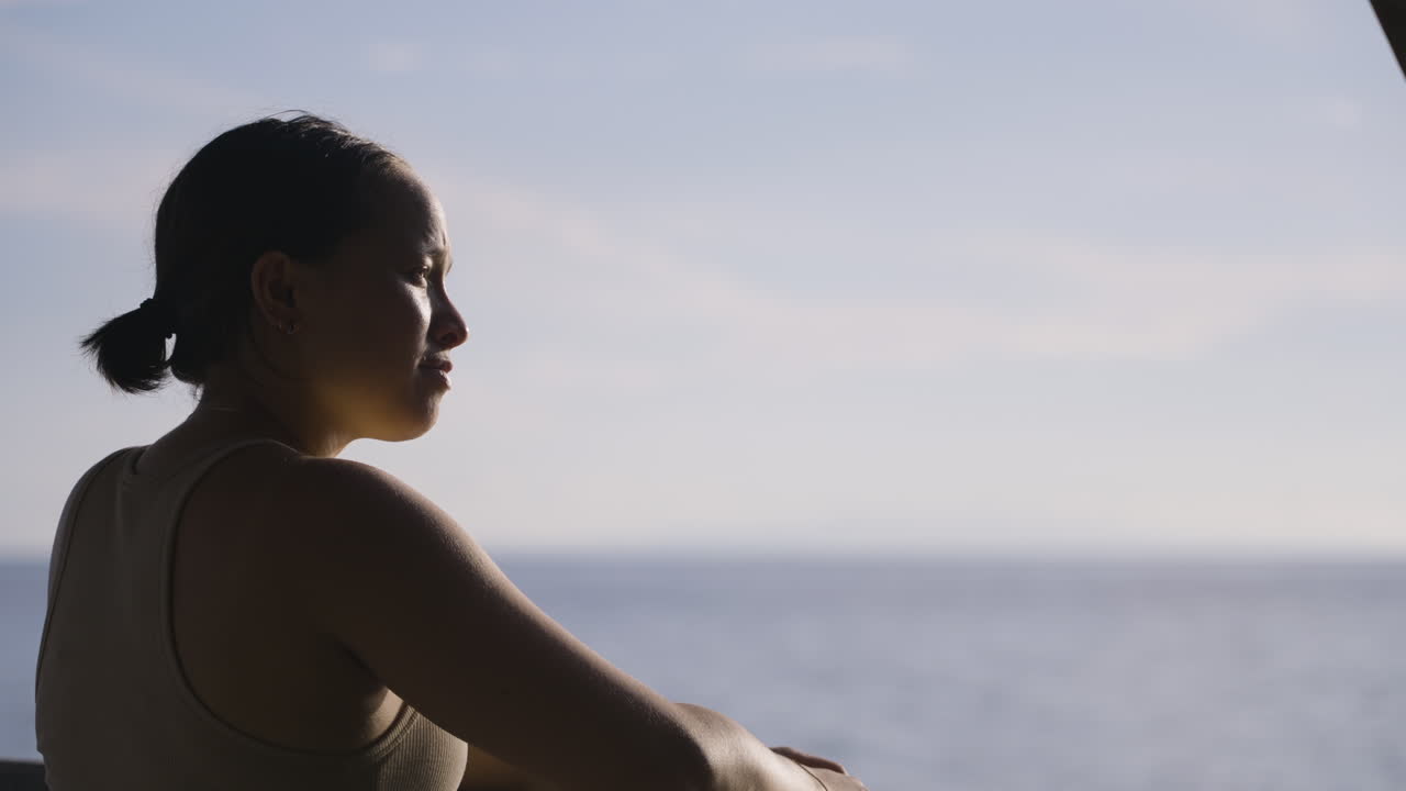 toma en cámara lenta de una hermosa mujer disfrutando de las vistas de bohol, tailandia