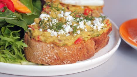 tostadas de aguacate con queso feta, eneldo y pimienta roja