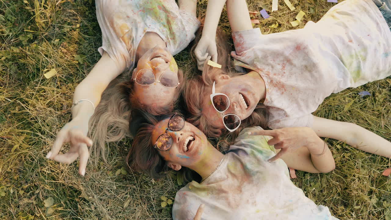 друзья празднуют праздник