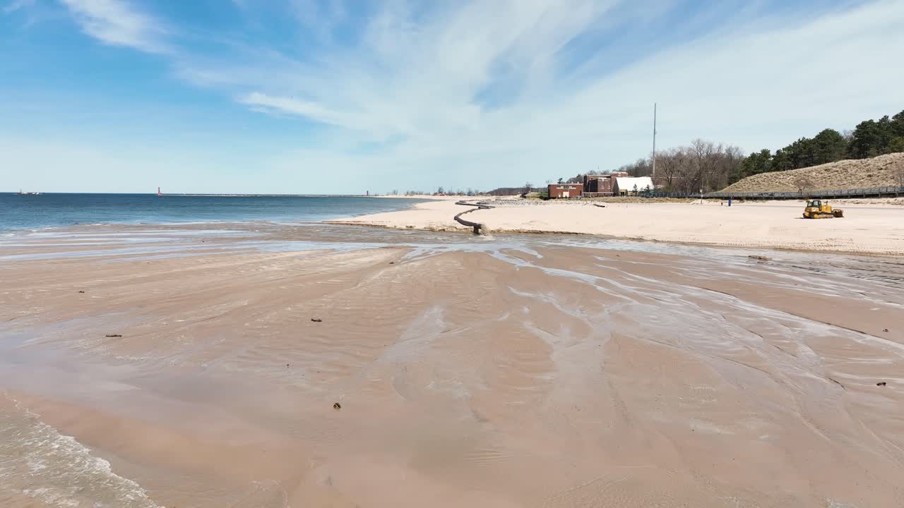 파이프에서 멀리 추적하는 모래 이동