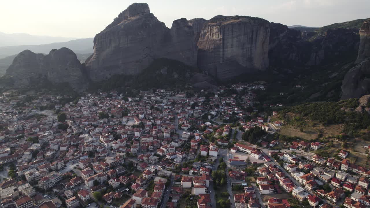 ciudad de kalampaka en grecia junto a enormes acantilados de arenisca en tesalia, meteora - vista aérea