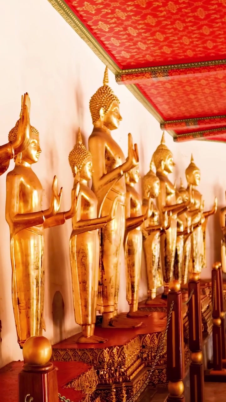Række af gyldne Buddha-statuer i Wat Pho.