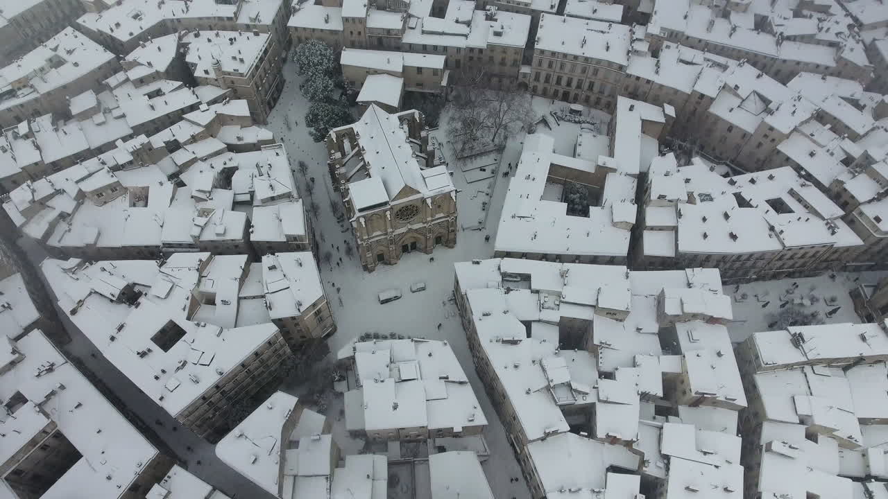 몽펠리에 세인트 로크 성당 눈 아래 희귀한 공중 촬영 겨울 추운 구름
