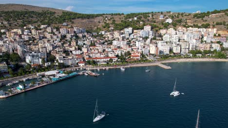 Sarandas-Mediterrane-Küstenschönheit:-Blaue-Bucht,-Wunderschöner-Hafen,-Strandhotels,-Boote-In-Der-Bucht-–-Ihr-Ideales-Sommerurlaubsziel