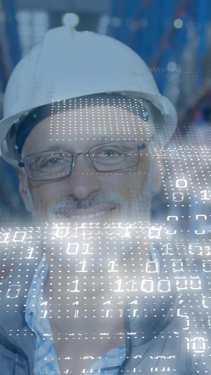 Vertikal video: Pladsansvarlig inspicerer lagerkamera, løfter blikket, mens digitalt overlay vokser