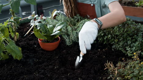 giardiniere che lavora all'interno