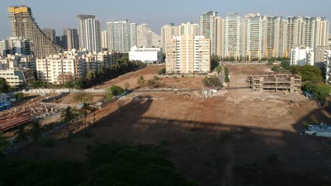 imágenes aéreas filmadas en una ciudad india en crecimiento que muestran edificios arquitectónicos y nuevos apartamentos residenciales