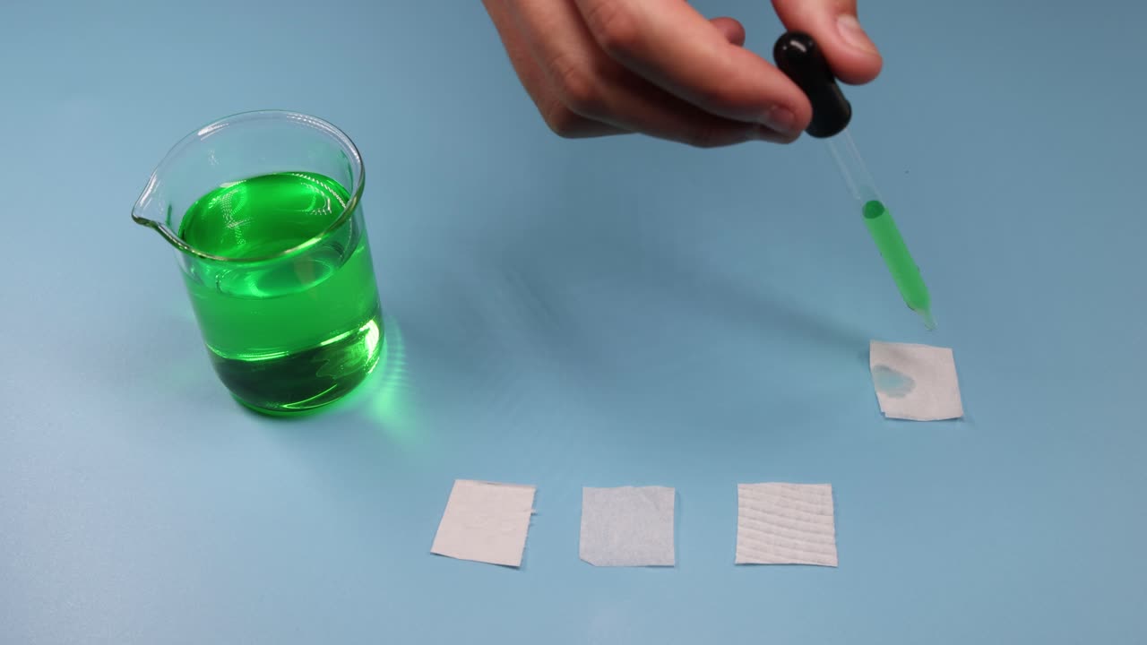 demostrando la absorción de líquidos por diferentes materiales