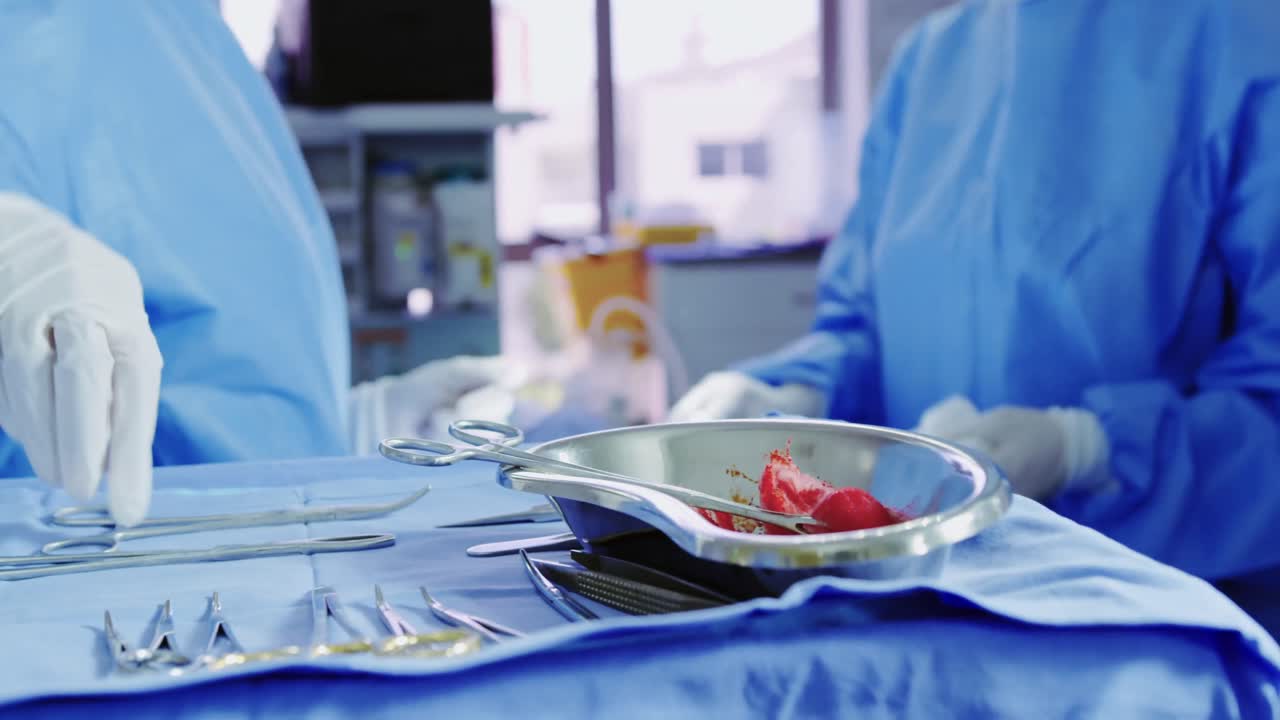 sección media de cirujanos que realizan una operación en el teatro de operaciones del hospital