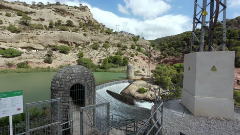 Cámara-Lenta-De-Agua,-Aliviadero-De-Presa-único-En-España