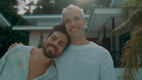 pareja feliz al aire libre