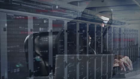 animación de un hombre encapuchado pirateando una computadora