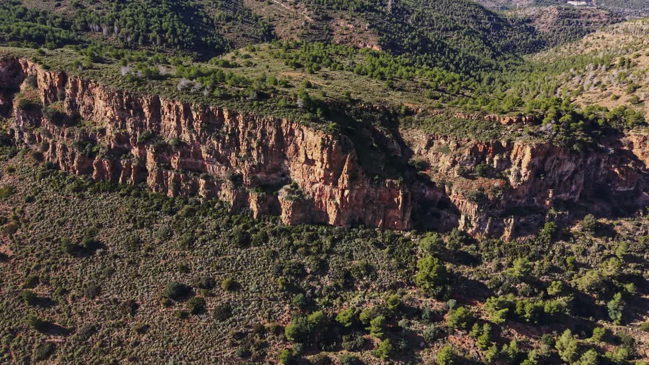 Paesaggio naturale in Spagna con scogliere rocciose e alberi verdi