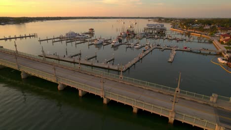 Video-Aéreo-Sobre-Un-Amanecer-Dorado-En-San-Agustín,-Florida-Sobre-El-Río-Matanzas.