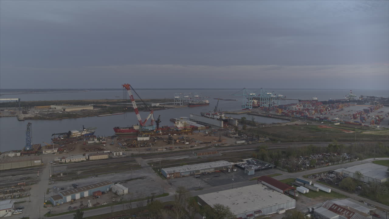 mobile alabama aerial v19 astilleros y paisaje urbano al atardecer de derecha a izquierda pan - dji inspire 2, x7, 6k - marzo 2020