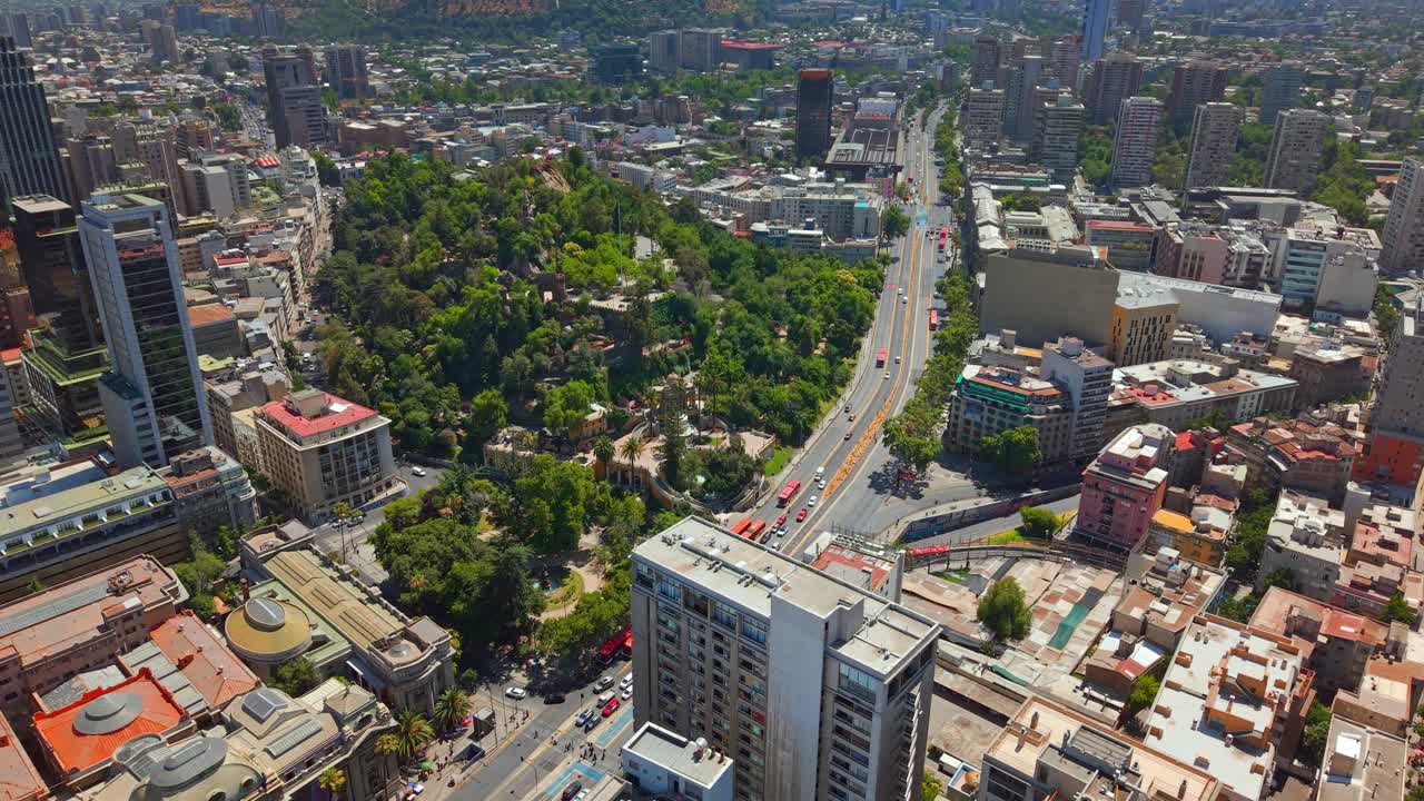 Panorâmica aérea de Santiago, Chile, com a Avenida Alameda, a Cordilheira e o trânsito, cidade metropolitana sul-americana