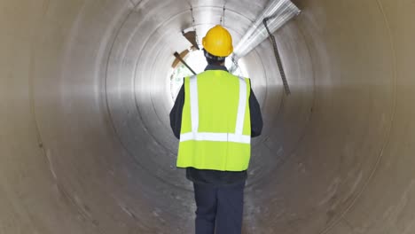 ouvrier examinant un tunnel en béton 4k