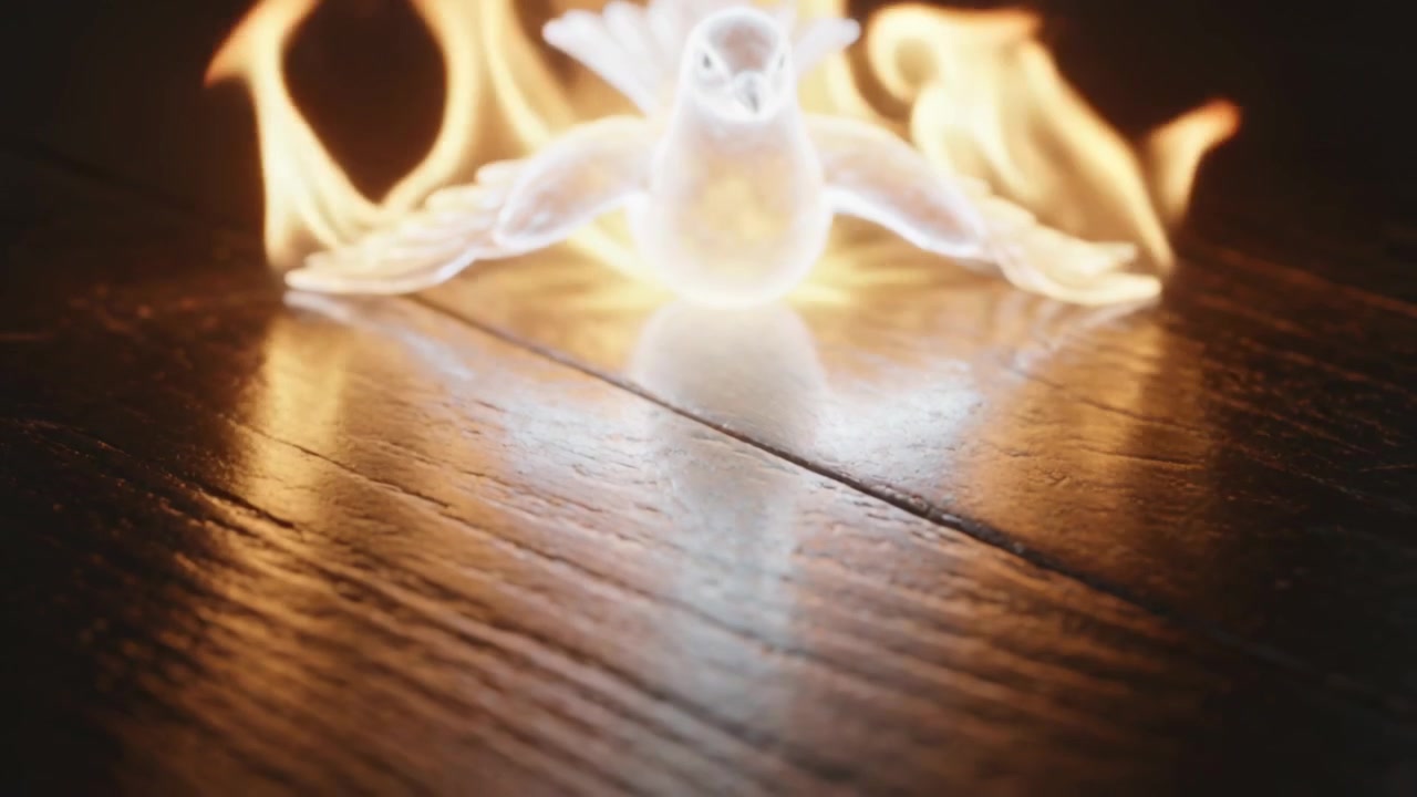 La telecamera si sposta rivelando una forma di uccello luminosa su assi di legno scuro illuminate da fiamme, che mostra un riflesso.